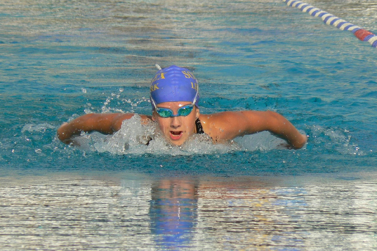 Cosa mangiano i nuotatori dopo l’allenamento? I cibi che danno energia e aiutano i muscoli