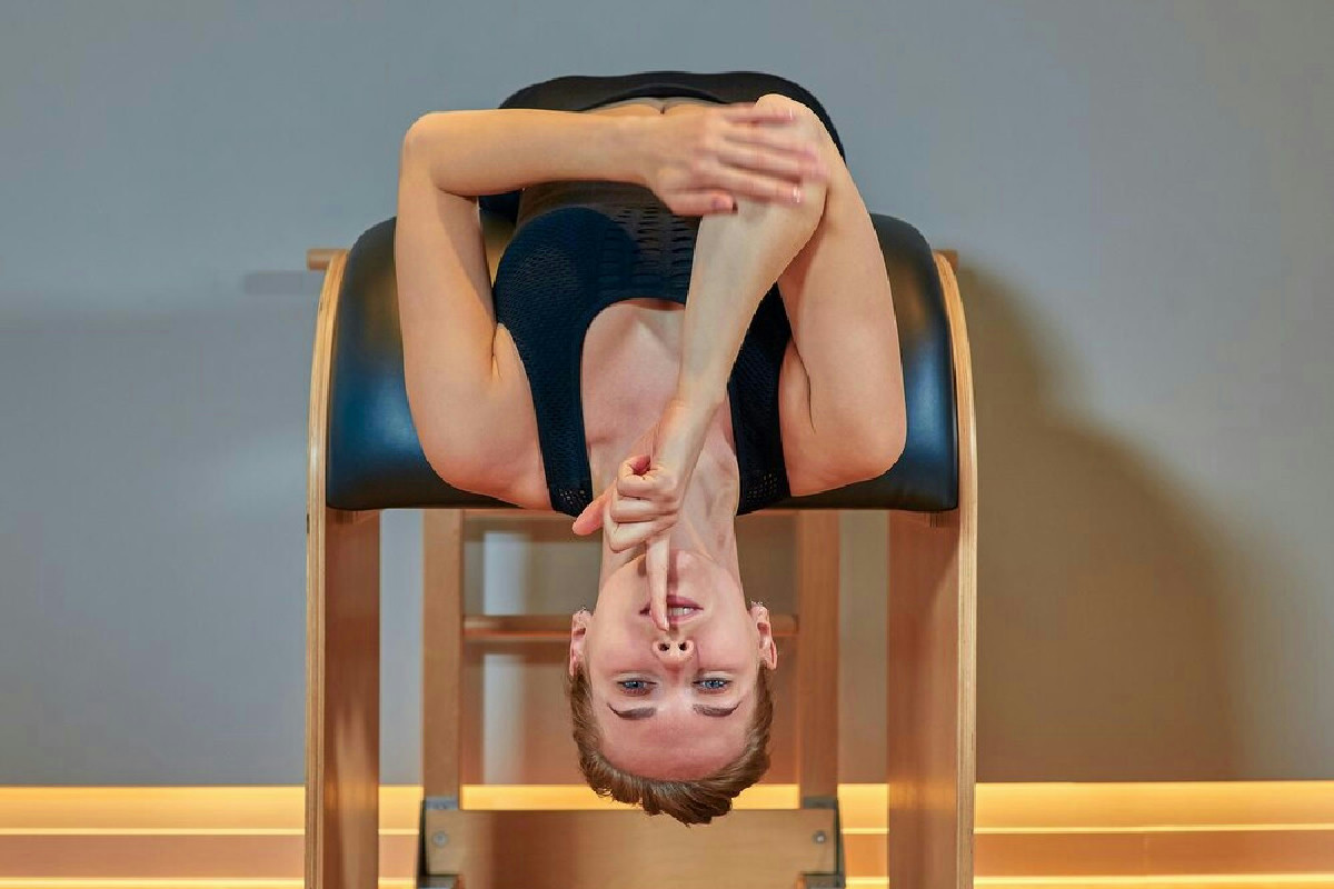 Dopo i 55 anni, ritrova tono ed equilibrio con questa semplice routine di 8 minuti da fare seduti ogni giorno