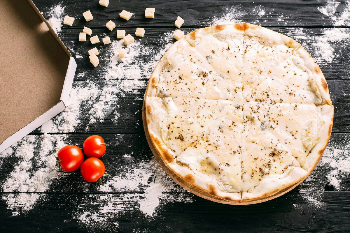 Pizza bianca senza lievito per cena: pronta in pochi minuti e irresistibile per tutti