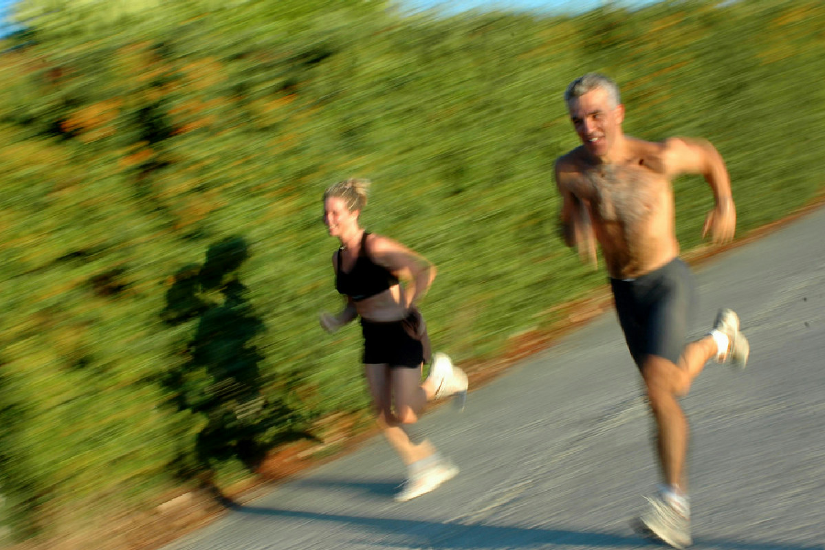 Quanto correre ogni ora per rimanere attivo e tonico: guida pratica in base a età e forma fisica